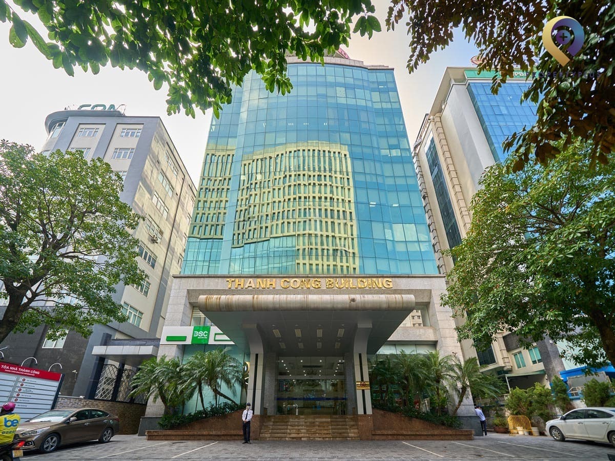 Main entrance lobby of Thanh Cong Building with security staff - hình ảnh từ Property Plus